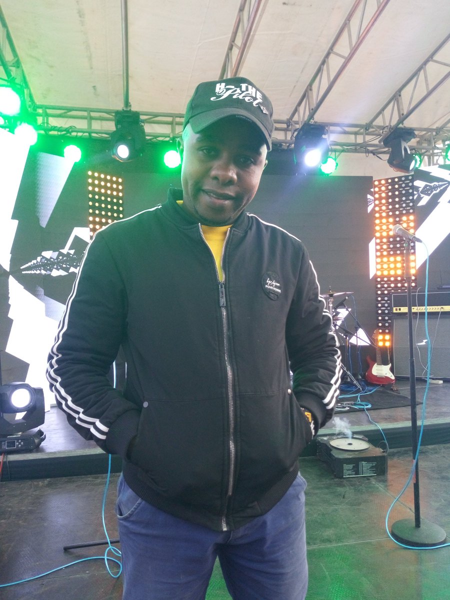 Hujambo, hili ndilo himizo la wiki kutoka kwangu.

Usife moyo mshukuru mwenyezi Mungu.

Hata unapoyapitia mazito na magumu hapa duniani, usiwe mwepesi wa kufa moyo. 
Pia, unapofanikiwa shukuru mwenyezi Mungu na uepuke kiburi. Barikiwa. 

Uwe na wiki njema. Amen.