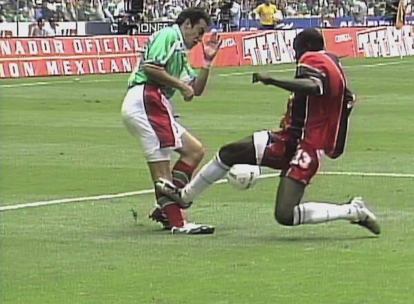 krikenVazquez's tweet photo. Otra ves los de Trinidad y Tobago  lesionando a la figura de Mexico 🤬
Mucha Fuerza Chucky Lozano 😭🙏🏽 https://t.co/dbCnjAyv7j