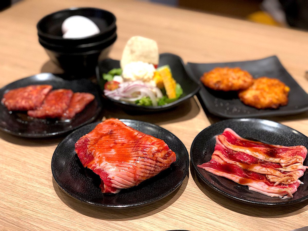 みっき 焼肉タイム住之江店 レーンで何回も見た 厚みとシズル感の代名詞みたいなお皿 タイムカルビ 生玉子に絡めて〆のあとも永遠に食べられる カルビ焼きすき 塩タンやハラミもおいしかった あと杏仁霜風味強めとろとろ食感の 自家製杏仁豆腐