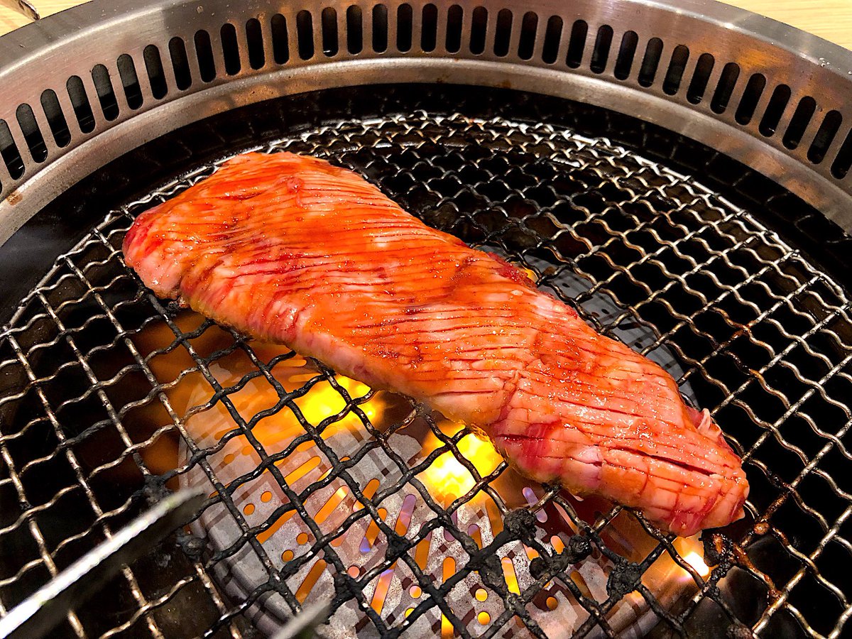 みっき 焼肉タイム住之江店 レーンで何回も見た 厚みとシズル感の代名詞みたいなお皿 タイムカルビ 生玉子に絡めて〆のあとも永遠に食べられる カルビ焼きすき 塩タンやハラミもおいしかった あと杏仁霜風味強めとろとろ食感の 自家製杏仁豆腐