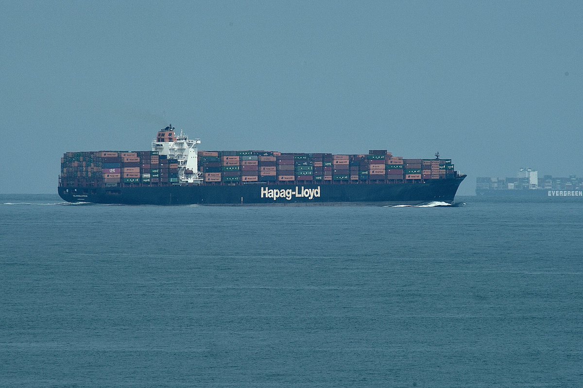 johnmorgan726's tweet photo. The Hapag-Lloyd / DELAWARE EXPRESS, IMO:9349514 en route to Norfolk, Virginia at some point after she makes a U turn, flying the flag of the United States of America 🇺🇸. With the Ever Lasting at anchor in the distance. #HapagLloyd #DelawareExpress #ContainerShip #ShipsInPics https://t.co/Q6hwFJFoRO