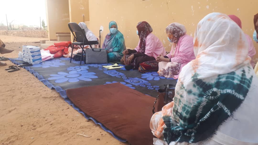 Séance de sensibilisation des sages-femmes de Tijikja sur le continuum des services santé maternelle et néonatale sous Covid-19. UNFPA-Association des sages-femmes
<a href="/unfpamauritania/">UNFPA MAURITANIA</a> 
@kabore10451367 
<a href="/Ardosalam/">Mamoudou BA</a>