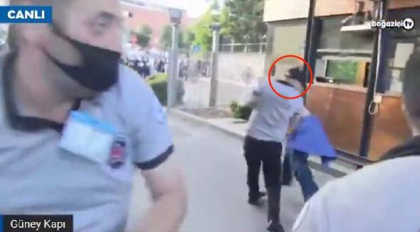 bounmeclis's tweet photo. TEŞHİR EDİYORUZ!

Atalay Efendioğlu, bir kadın sıra arkadaşımıza defalarca tekme atmış, başka bir kadın öğrenciyi sürükleyerek kampüsten dışarı fırlatmıştır; gizlenmek için taktığı şapkanın saldırganlığını ve işbirlikçiliğini gizleyeceğini düşünüyorsa çok yanılıyor! https://t.co/kD2R8z4wMR
