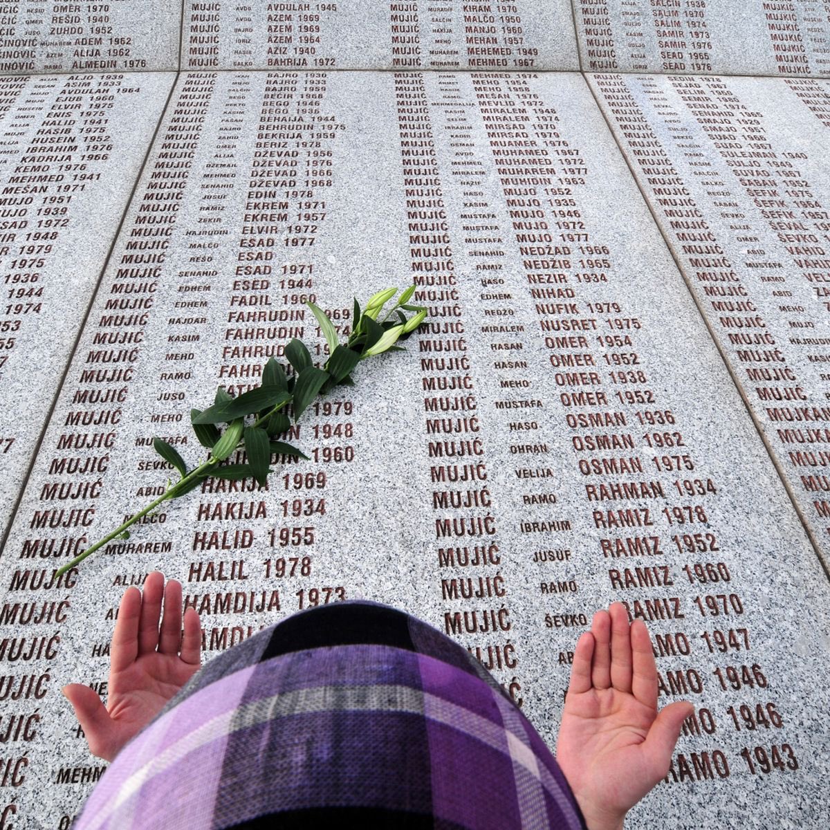 dinjonkare's tweet photo. Under juli 1995 utförde serber en etnisk rensning och folkmord i Srebrenica på bosniska muslimer. Över 8000 muslimer blev mördade pga deras religion och etnicitet. Detta är en viktig händelse som måste uppmärksammas mer och detta får vi inte glömma!!!
11.07.1995 Srebrenica🤲🏽💚 https://t.co/LdOTYngW4e