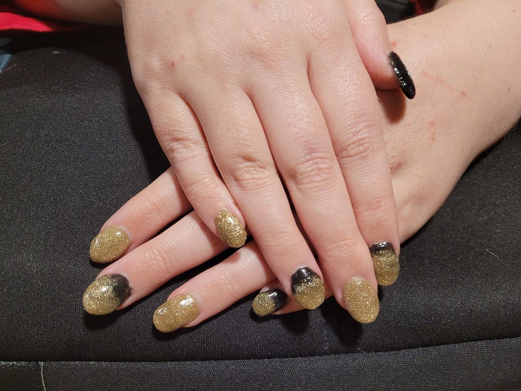 NailsbyRocky's tweet photo. I love that gold so much!! Cute set I did on my best friend. Black & gold acrylic.
#nails #dfwnails #nailstudent https://t.co/MQfgLjwt7L