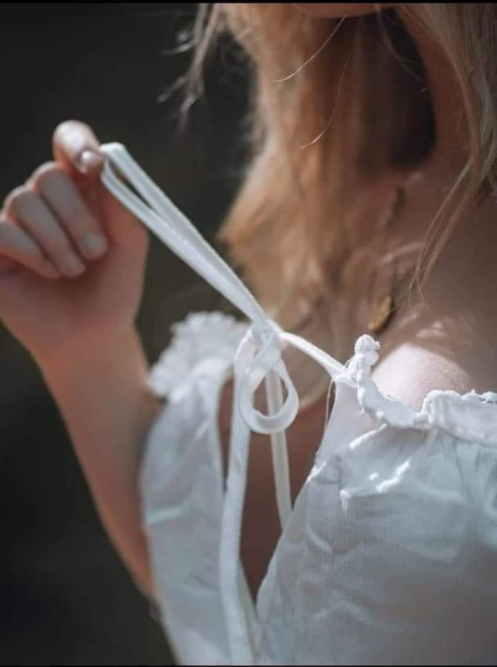 يگِلها .
.يا حِضن باچر يلِمني ،
خِلاف صَدرج كُلشي احسنه ضياع !