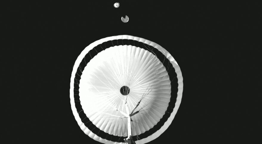 MissionEspacio's tweet photo. La Agencia Espacial Europea ha reanudado las pruebas de los paracaídas para su módulo de aterrizaje ExoMars, un sistema cuyos problemas contribuyeron a un retraso de dos años en el lanzamiento de la misión
#Space #Mars #parachutes #Europa https://t.co/g5zok81XfL