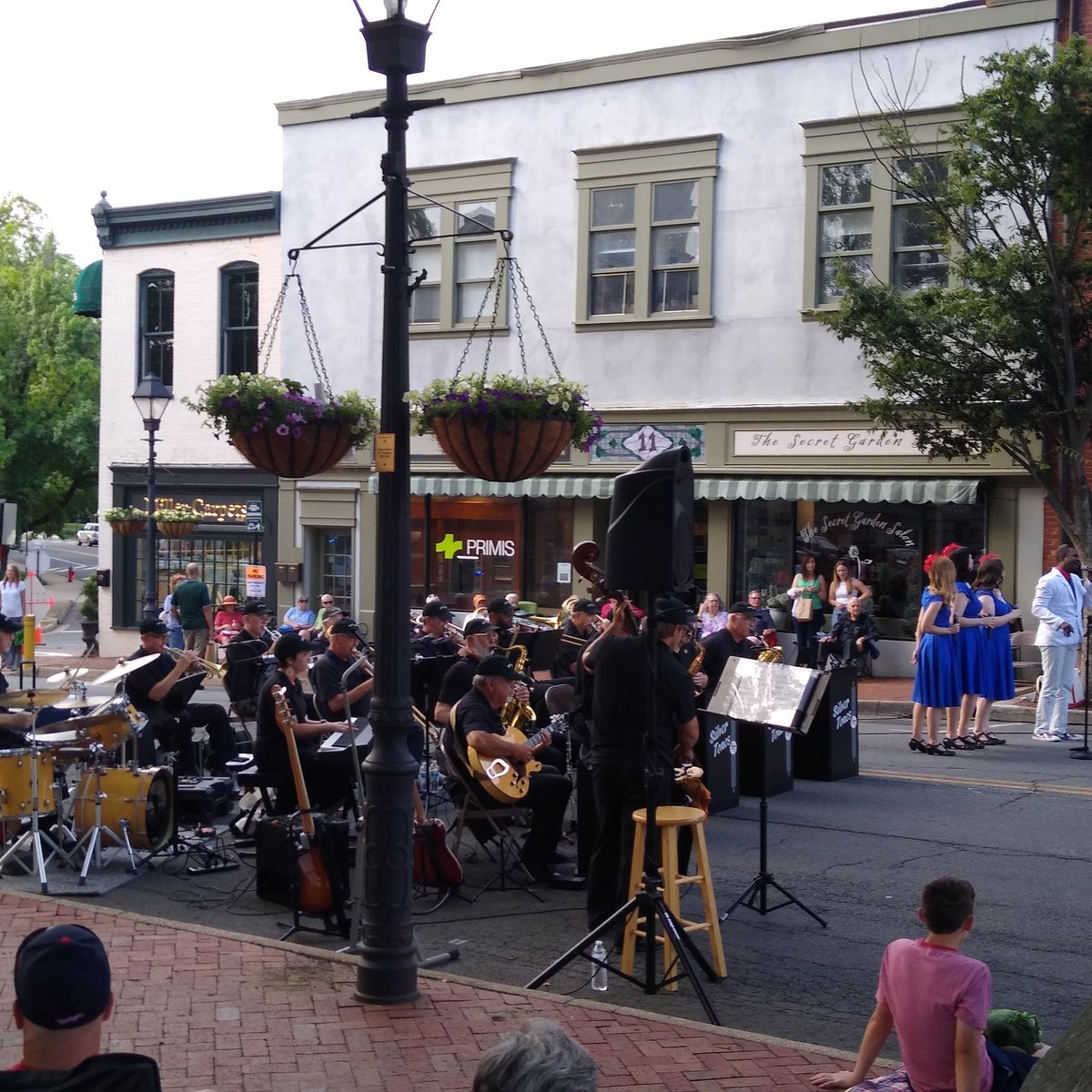SusanKiser8's tweet photo. Listening to the Silver Tones Swing Band in my awesome home town of Warrenton. https://t.co/fn1pKZJxUb