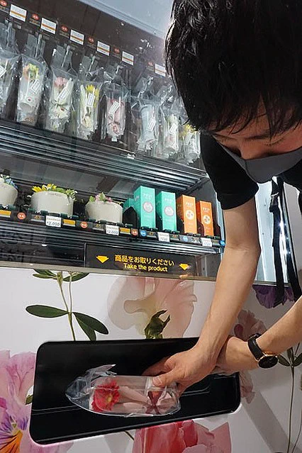 ステキ、新宿駅構内に花が買える自動販売機が登場！