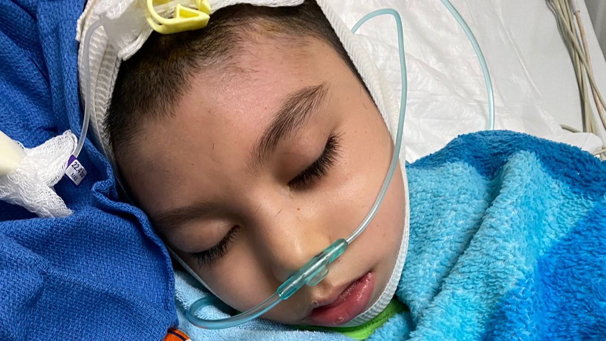 Él es Dylan, tiene 7 años, padece una #enfermedadrara denominada como lipofuscinosis ceroide neuronal (#CLN2), y hoy, después de 2 años de tremenda lucha, empezará su tratamiento. 

Esta es la historia de Dylan y de muchos otros pacientes olvidados...