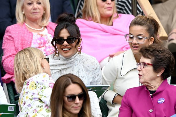 lycagoldradio's tweet photo. DilSe 💛💛
#PriyankaChopraJonas at #Wimbledon watching the Women’s Single’s Final in the Royal Box 🎾
#TeamDilSeRadio #GoldIsComing #PriyankaChopra #London #Tennis 🍓 https://t.co/wyyFWrxH9p