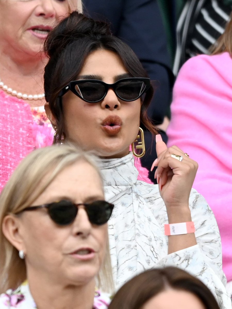 lycagoldradio's tweet photo. DilSe 💛💛
#PriyankaChopraJonas at #Wimbledon watching the Women’s Single’s Final in the Royal Box 🎾
#TeamDilSeRadio #GoldIsComing #PriyankaChopra #London #Tennis 🍓 https://t.co/wyyFWrxH9p
