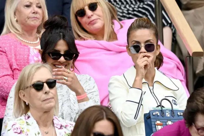 lycagoldradio's tweet photo. DilSe 💛💛
#PriyankaChopraJonas at #Wimbledon watching the Women’s Single’s Final in the Royal Box 🎾
#TeamDilSeRadio #GoldIsComing #PriyankaChopra #London #Tennis 🍓 https://t.co/wyyFWrxH9p