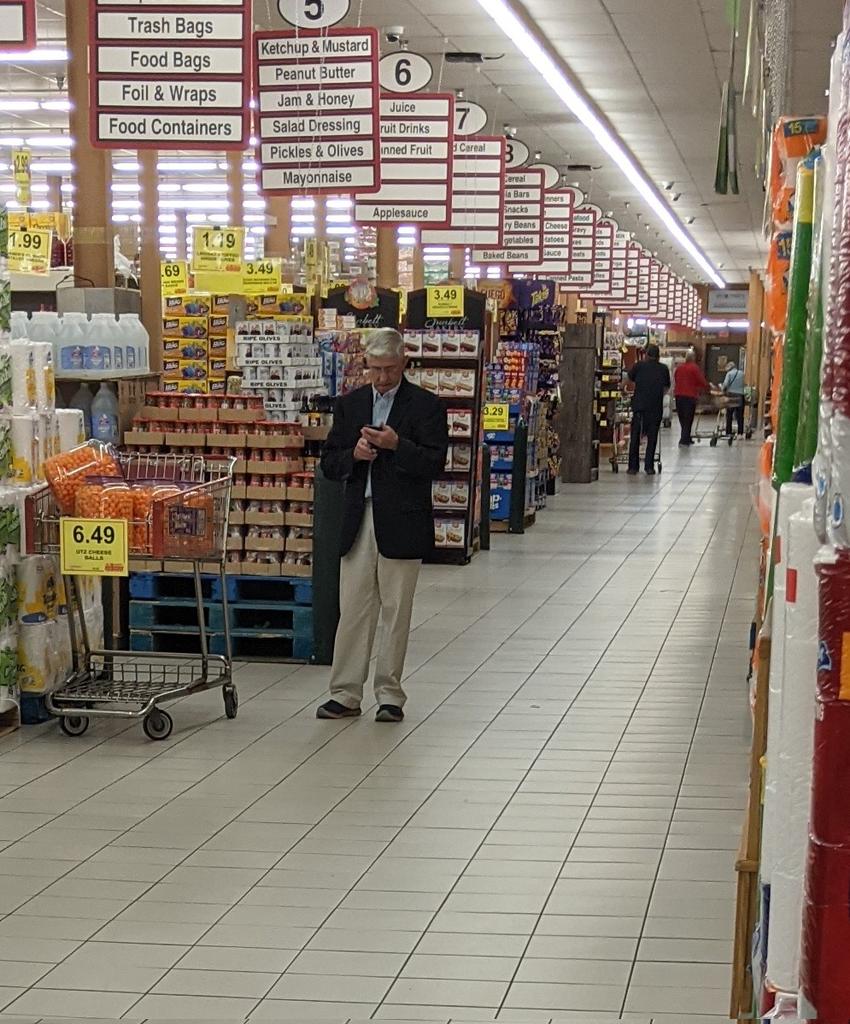 assiramnes's tweet photo. Phil sighting @WoodmansFood! https://t.co/EvUz3sCxSQ
