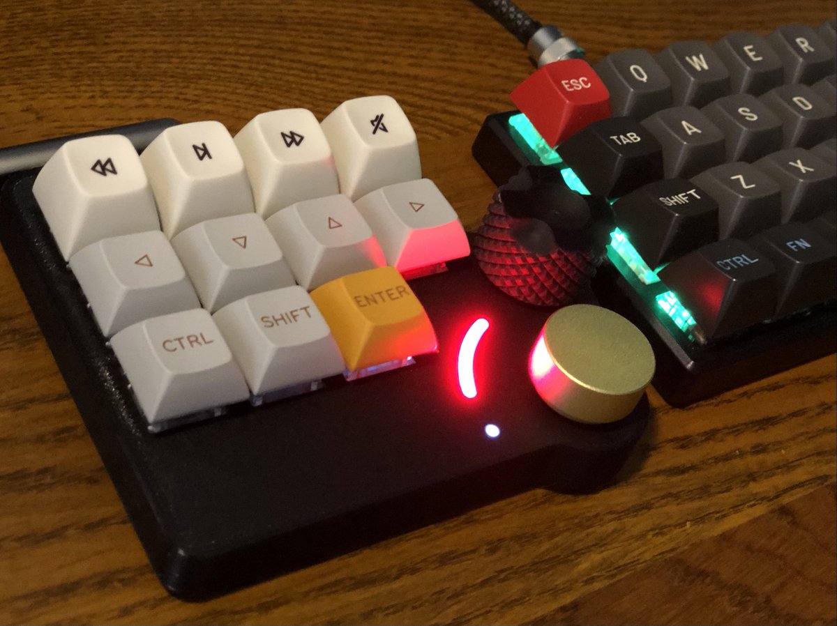 Title:  Mill-Maxつけなかったので、スイッチの交換がめんどいです(V2ではソケット化してほしい...)
Keyboard: Lynepad (w/ Knob by Mitaki works <a href="/_mitaki_/">みたき</a>)
Switch: Gateron brown 他
Keycap: MT3 and DSA Profile
#KEEB_PD #KEEB_PD_R52
#俺キー
#自作キーボード
#QVEX #Lynepad #macrokeypad