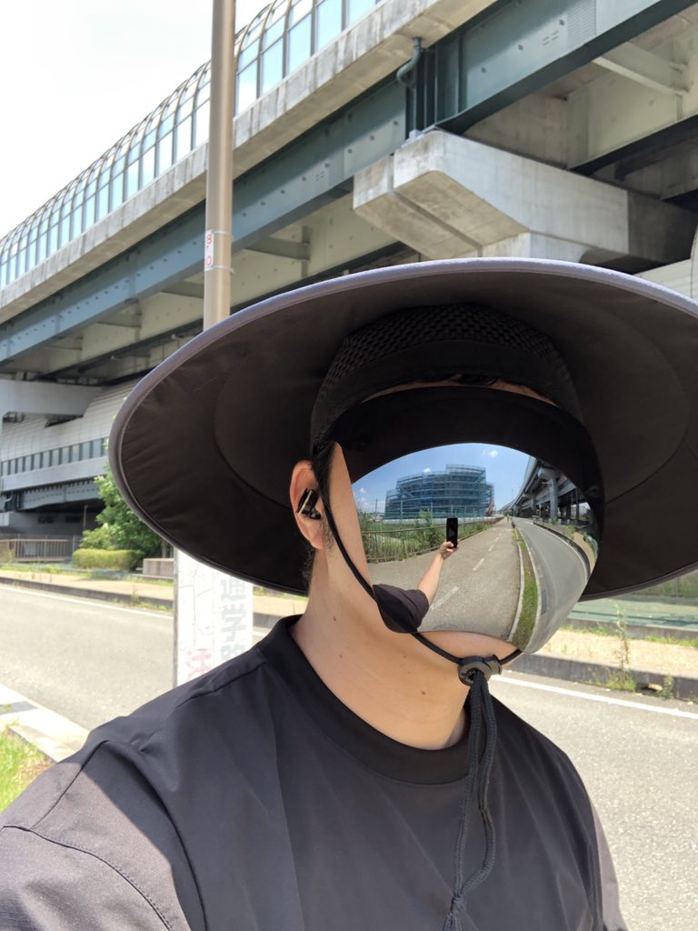 砂ぼうずかな 想像の５億倍快適 謎の物体を被る謎の男の写真がサイバーパンクすぎる Togetter