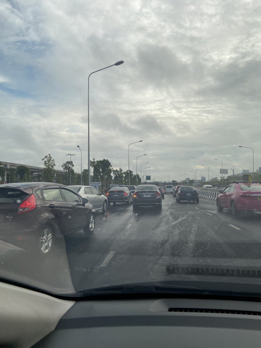 beervolvo's tweet photo. สถานีกลางบางซื้อเช้านี้ @js100radio https://t.co/pZ4TNtJ1qh