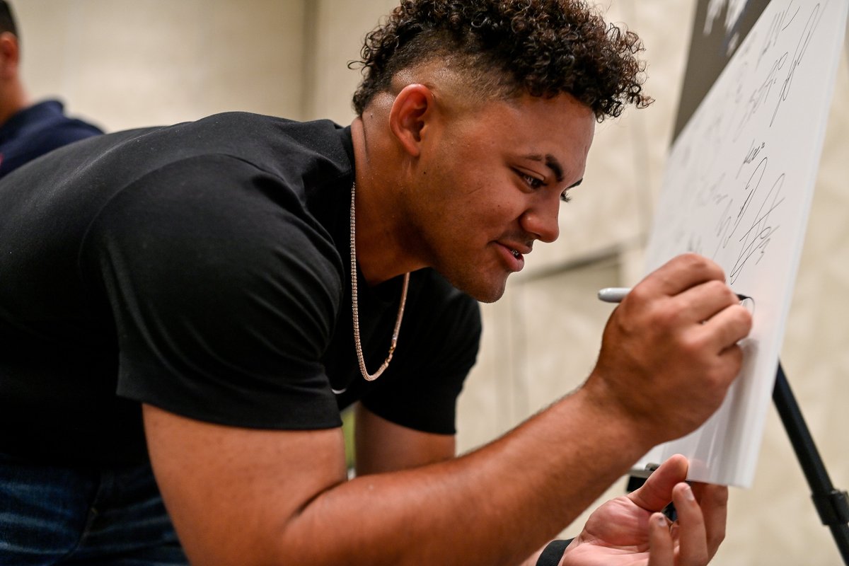 BaseballAmerica's tweet photo. Jasson Dominguez hanging at the #BAProspectPad π https://t.co/Ih9kFYVLys