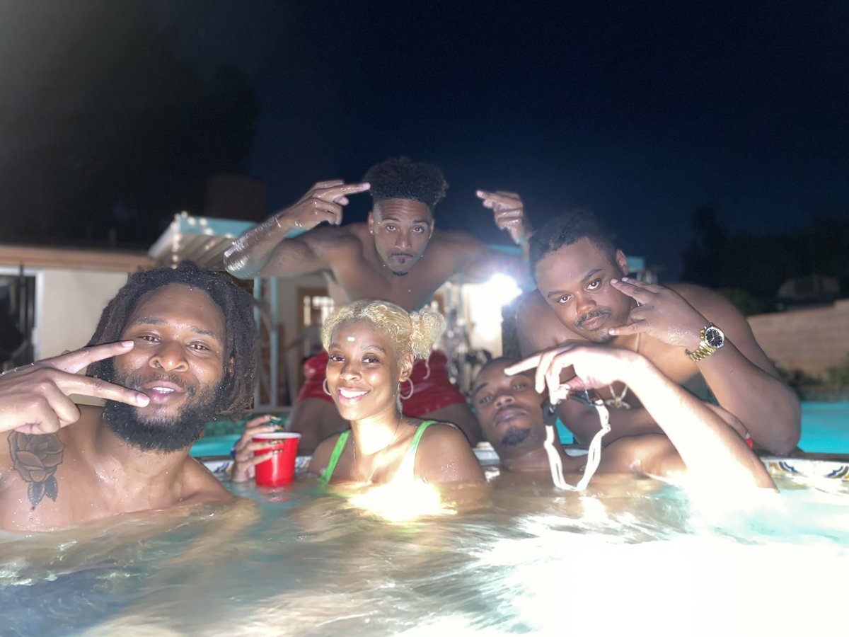 InGodUTrust's tweet image. Not gonna hold you, niggas was off the liquid THC and we was at least 10 backwoods in that day 😂😂😂