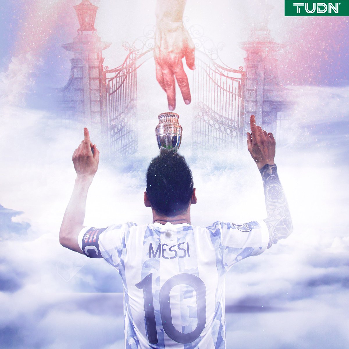 TUDNMEX's tweet photo. ¡LLEGÓ SU GRAN MOMENTO! 

Lionel Messi logró su primer título con la selección mayor de Argentina. 
La albiceleste vuelve a ganar la #CopaAmerica 28 años después; Messi es campeón por primera vez. 
Dedicatoria especial a Maradona y a todos los argentinos 👊

#VeranoDeCampeones https://t.co/0D3ZJ9pnUY