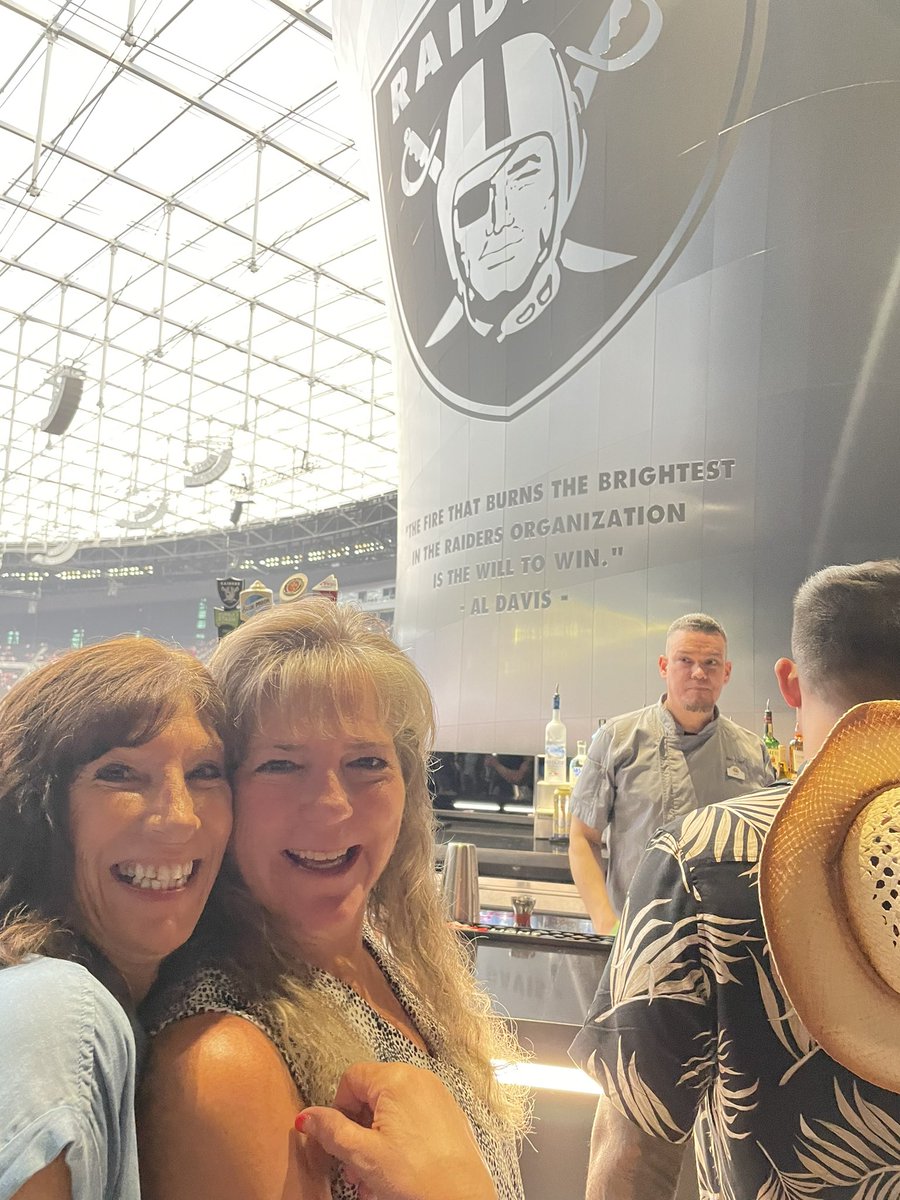BMMangano's tweet photo. #GARTHinVEGAS eve https://t.co/5BvqI8dKms