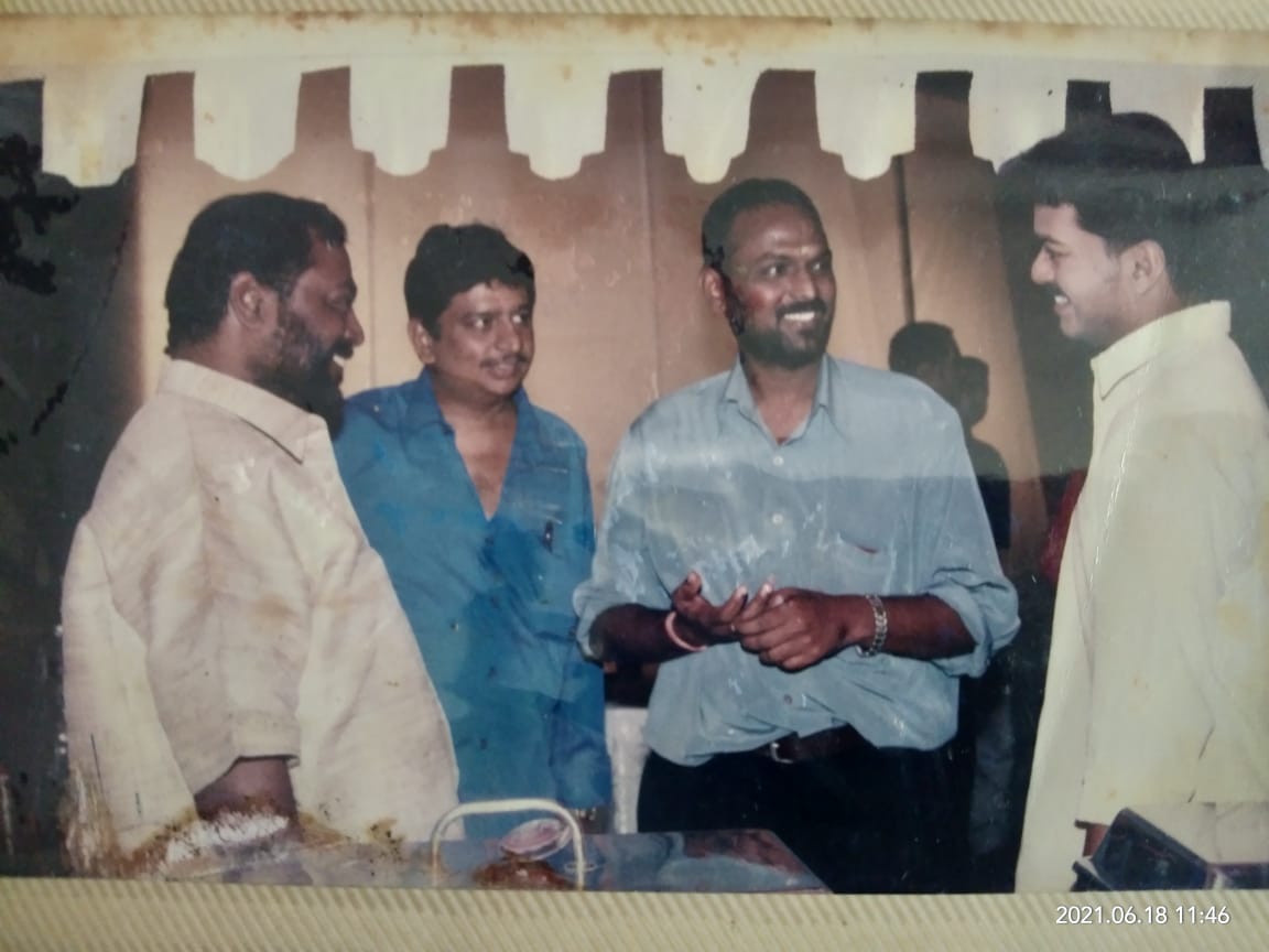 DirVincentSelva's tweet photo. THROWBACK MEMORIES WITH  THALAPATHY @actorvijay SIR &amp; LEGENDARY ACTOR #MANIVANNAN SIR DURING THE SHOOTING OF #YOUTH MOVIE ( @Jagadishbliss &amp; @RIAZtheboss &amp; @natty_nataraj ) https://t.co/MTJj34xjIs