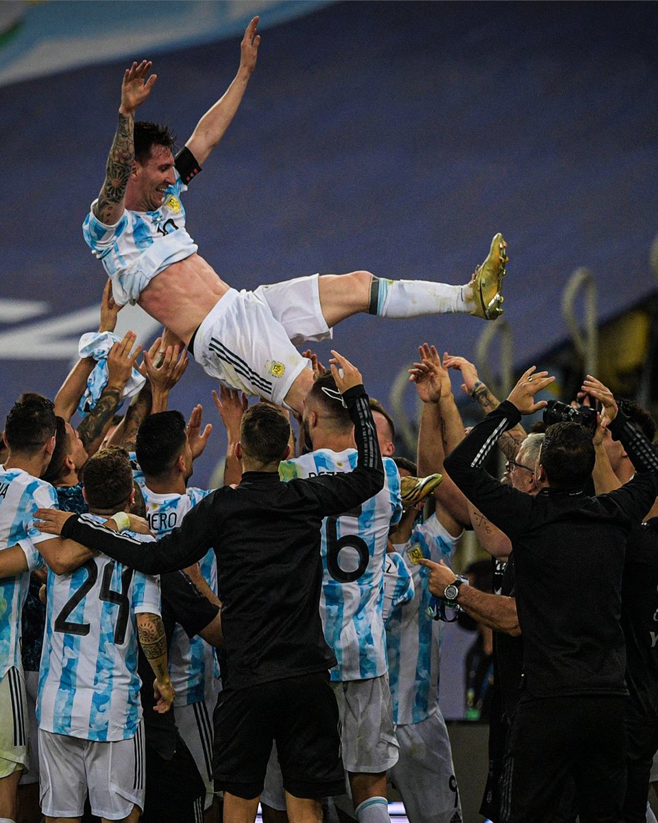 FootballFactly's tweet photo. Lionel Messi finally won the major International Trophy 🇦🇷🏆

He waited whole life for this moment 🙌

What a legend 😍 https://t.co/vA1rjagocV