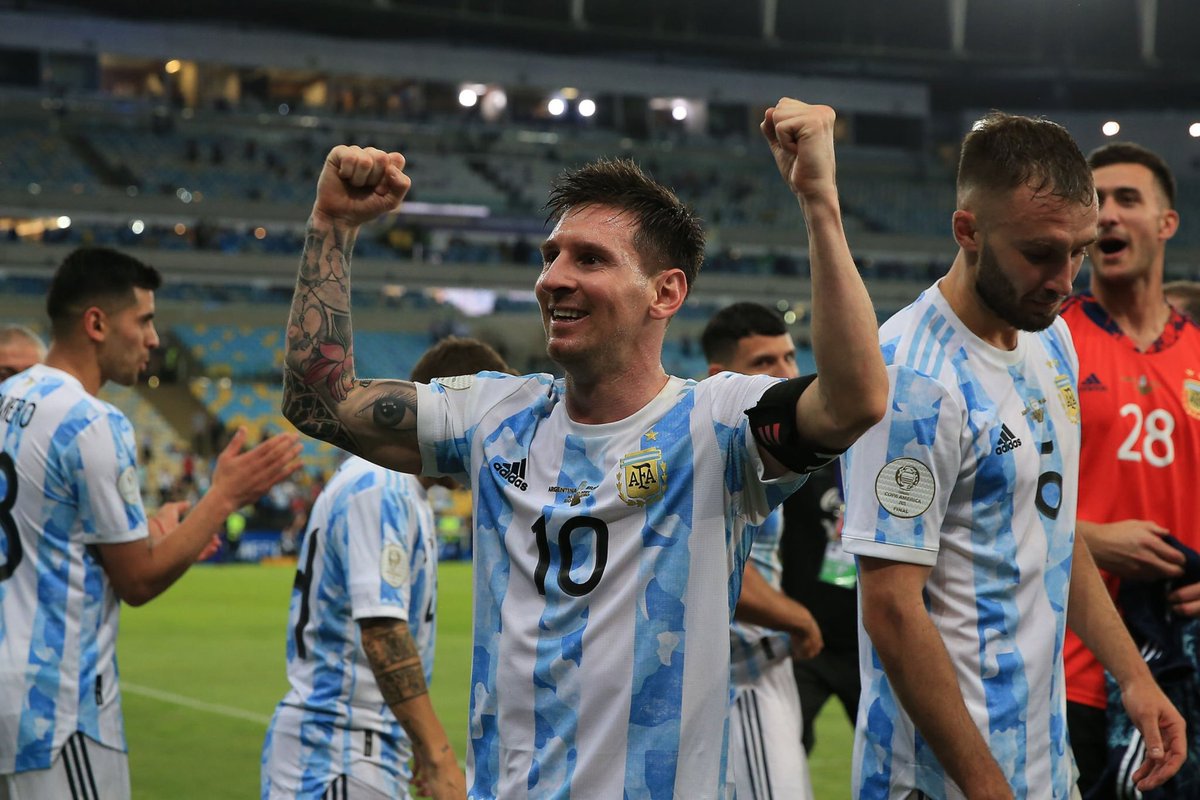 ActuFoot_'s tweet photo. 10 juillet 2016 : Cristiano Ronaldo remporte son premier trophée international. 🇵🇹

10 juillet 2021 : Lionel Messi remporte son premier titre international. 🇦🇷

GOAT 🐐 https://t.co/fy6V0fFR2Z