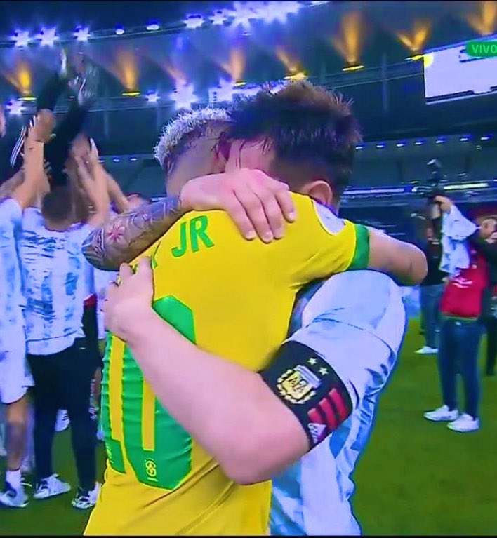 LeaBons's tweet photo. Y’a des images dans le foot qui sont mémorables 🇦🇷🇧🇷❤️ #ArgentinaVsBrazil #CopaAmericaFINAL #CopaAmerica2021  
Argentina Campeon 2021 ⚽️ https://t.co/FjNRZGtaT1