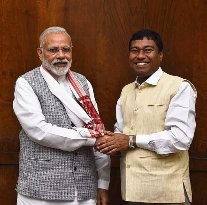RishiSa63956674's tweet photo. आदरणीय प्रधानमंत्री #नरेंद्र मोदी जी के #मंत्रिमंडल में #डिब्रूगढ़ लोकसभा के #सांसद एवं #केंद्रीय राज्य मंत्री मान. #Rameswar Teli को #पेट्रोलियम और प्राकृतिक गैस मंत्रालय व श्रम एवं रोज़गार मंत्रालय के राज्य मंत्री के रूप में नए जिम्मेदारी मिलने पर ढेर सारी #बधाई एवं  शुभकामनाएं https://t.co/11UDMHmBPT