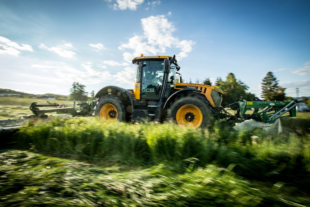 profiMagazin's tweet photo. Ein #JCB Fastrac 4220 mit einer #Samasz Mähkombi. https://t.co/Vz9FGRp31g