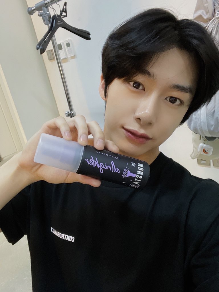 OfficialMONSTAX's tweet photo. 📸
#몬스타엑스 X #어반디케이
올나이터 메이크업 메이크업 세팅 픽서
제품 인증 사진 도착 💌

@UrbanDecay 
#MONSTAX #MONSTA_X
#형원 #주헌 #IM #광고
#urbandecay #몬스타픽서 https://t.co/wM0pMW0mSM