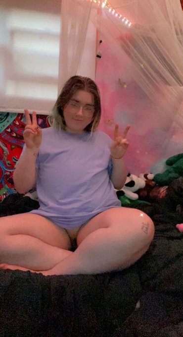 Live on chaturbate 🥰🥴 🎥  link below in comments 👇👇 https://t.co/14b5St5yN5