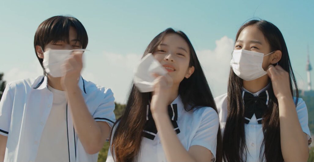 มึง มันอิมแพคมากๆอ่ะเปิดมาคือทุกคนใส่แมสแล้วพอกลางเพลงคือทุกคนเริ่มถอด มีรอยยิ้มที่สดใสมากๆ สักวันต้องมีวันนั้นเนอะ