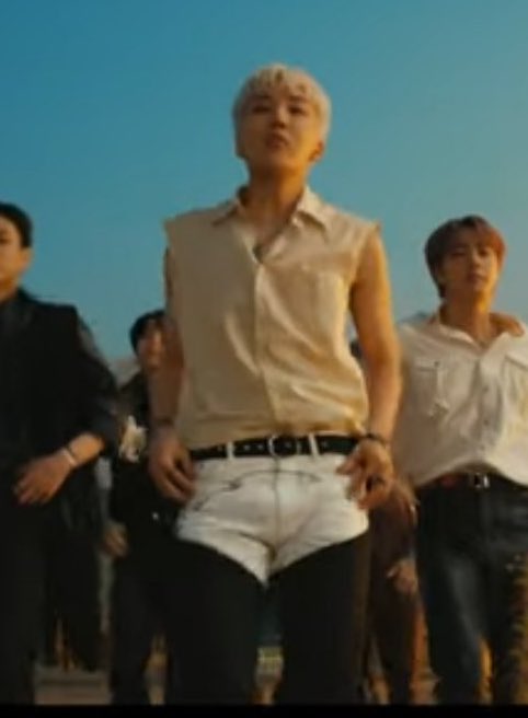 demseokdimple's tweet photo. Hoseok is wearing Chaps rn…🤠 https://t.co/aRFiR1AlzV