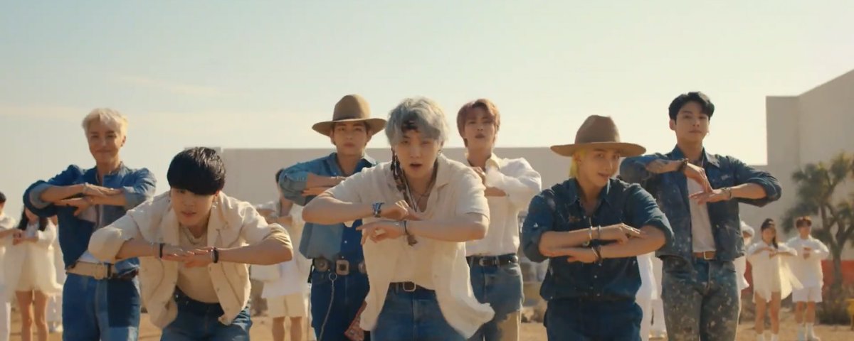flowerstaegi's tweet photo. CENTER YOONGI!!!! https://t.co/ZPyCJ6wgdb