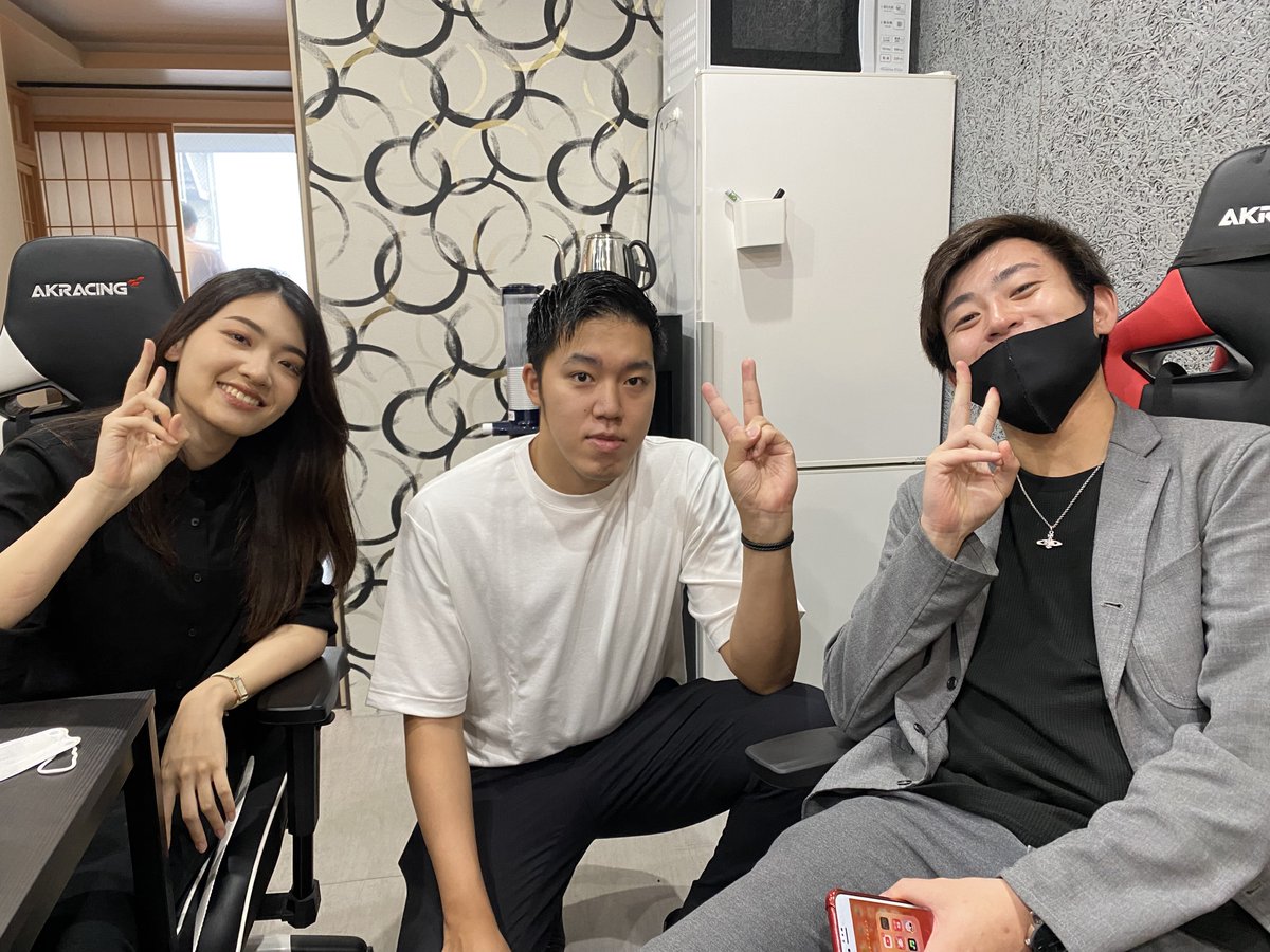 hygger_cafe01's tweet photo. インターン生&amp;社員✨
新しいインターン生の平井ちゃんが美しすぎる・・・😌今日も頑張りましょう！！👏
#HYGGER #長期インターン https://t.co/3ZHXHwZPOL