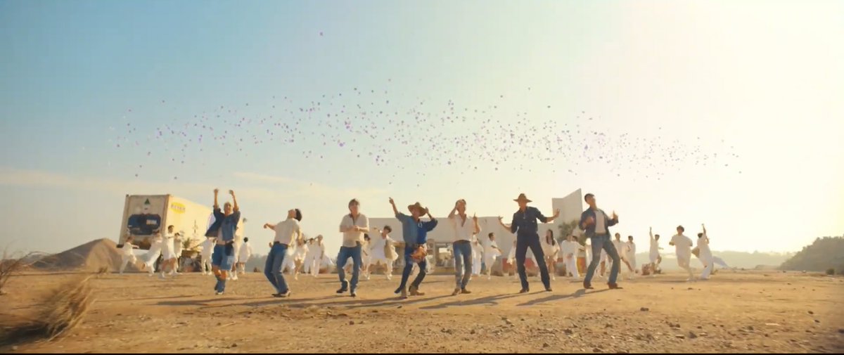 minnie_juni_'s tweet photo. LITERALMENTE ESTABA A NADA DE LLORAR CUANDO TODOS SE SACARON LA MASCARILLA Y APARECIERON GLOBOS MORADOS Y PERSONAS BAILANDO, LPM YA ESTOY LLORANDO 

#PermissionToDanceGranted
#PermissionToDance
@BTS_twt https://t.co/OJlbC5Fnj1