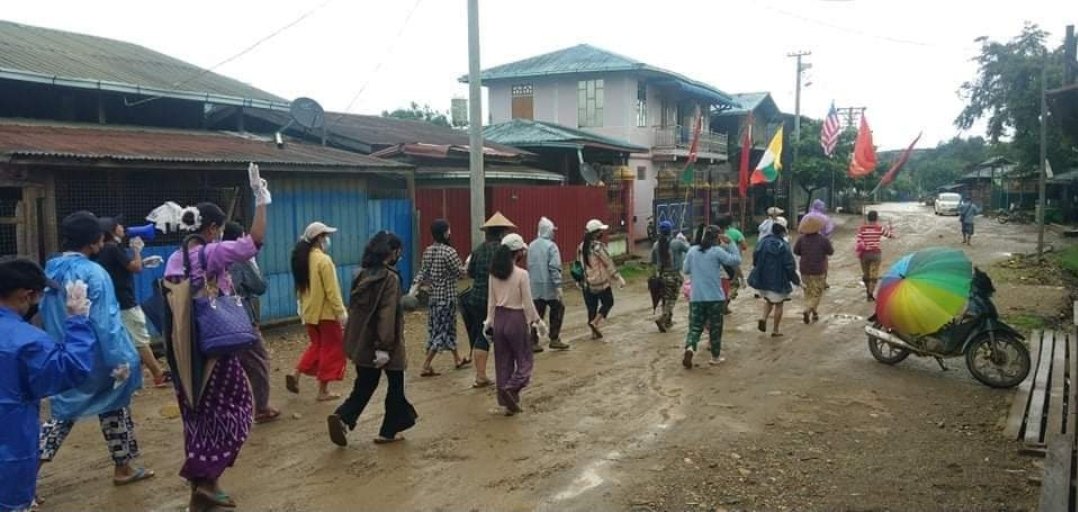 KaungKhantHto10's tweet photo. Depaite the rain and wind, #Hpakant's #LoneKhin Strike continued to protest against the Military Dictatorship on the morning of July8,as usual. 

#July9Coup #WhatsHappeningInMyanmar https://t.co/IyWWld2a94