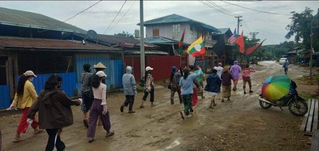 KaungKhantHto10's tweet photo. Depaite the rain and wind, #Hpakant's #LoneKhin Strike continued to protest against the Military Dictatorship on the morning of July8,as usual. 

#July9Coup #WhatsHappeningInMyanmar https://t.co/IyWWld2a94