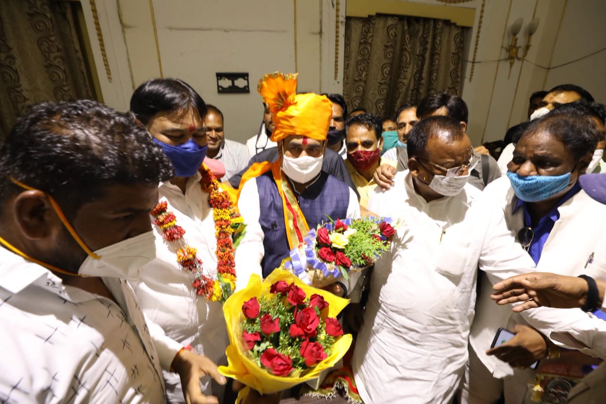 drnarottammisra's tweet photo. इंदौर प्रवास के दूसरे दिन रेसिडेंसी कोठी में सुबह शहर के गणमान्य नागरिकों, अभिभावक संघ के पदाधिकारियों, जेल विभाग एवं लोक अभियोजन अधिकारियोंं के साथ मुलाकात कर चर्चा की। https://t.co/YQSTg7GQMH