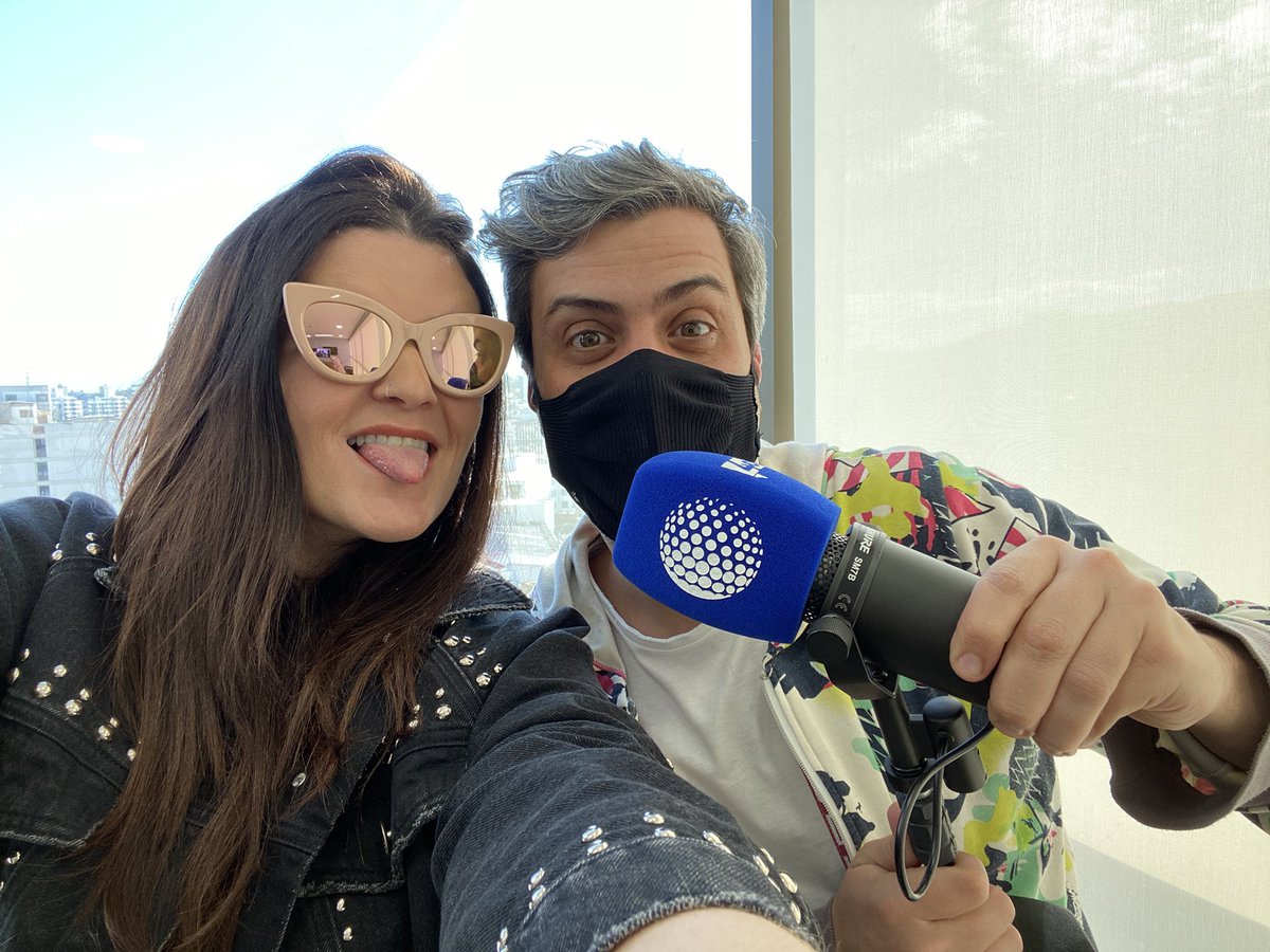 vitorburigo's tweet photo. Na rua, na chuva, na fazenda ou no estúdio da @RadioSomMaior. #programadoavesso https://t.co/Aii5bB6AFT
