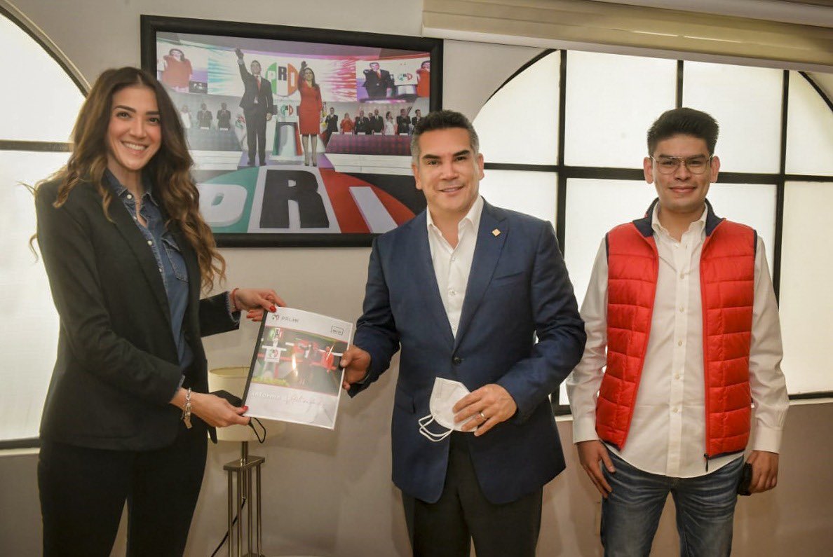 PRI_Nacional's tweet photo. La dirigencia nacional del @MovPRImxOficial, integrada por @palomasnchez y @OledMoreno, hicieron entrega de su Informe de Actividades con motivo de su primer año de gestión a nuestro Presidente @alitomorenoc.

¡Avanzamos en la construcción de un partido más moderno y digital! https://t.co/P05VcycStX