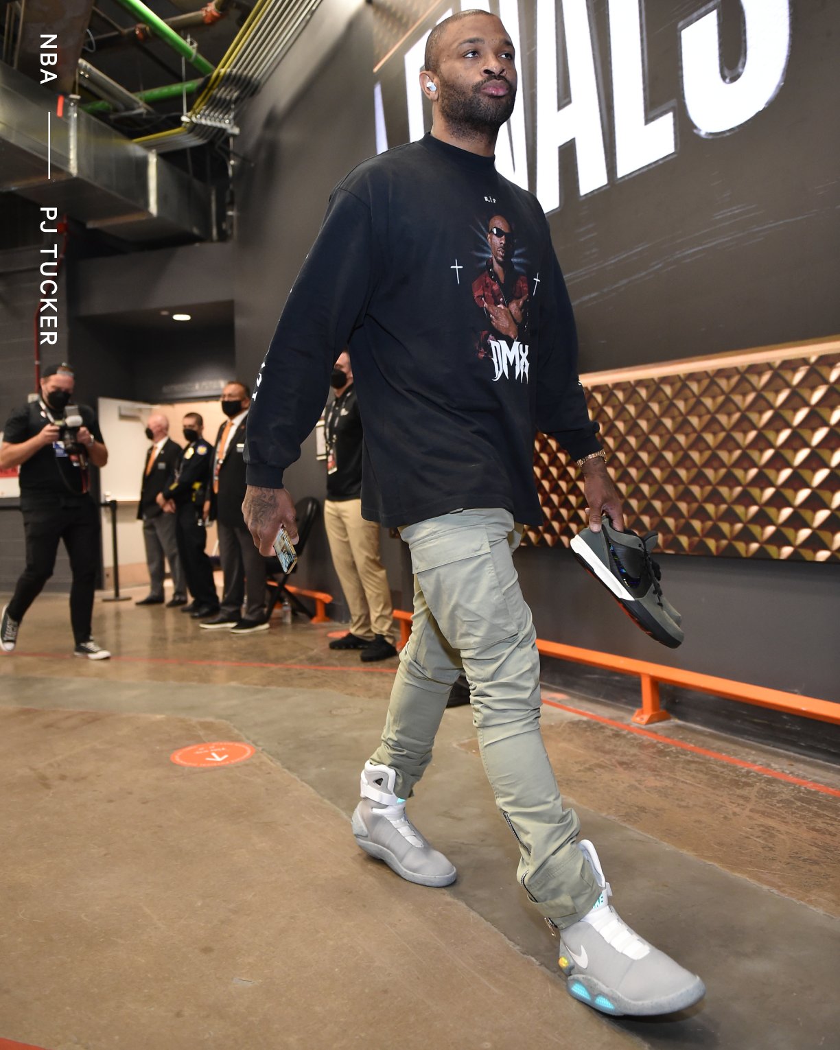 dorst grijs Orthodox The Athletic on Twitter: "P.J. Tucker broke out the Nike Air Mags before  Game 2 of the NBA Finals. The Air Mags are a replica of the shoe featured  in "Back to