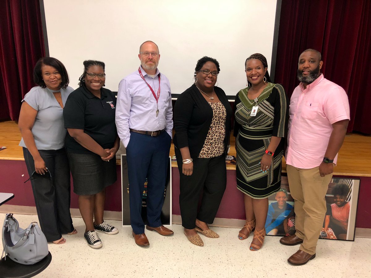 JohnEarlyMMM's tweet photo. @JohnEarlyMMM Jaguars had a grand evening with our new principal @drjeremyriggs We are so thankful for the #OutNorth support from our LEADERS! & families! ✅Laptop Giveaway x5✅Books ✅Food for Families #TogetherWeAreEnough Big things in store for our Jaguars! https://t.co/v8PyeMIv4n