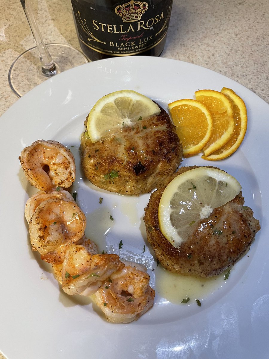 JoshSoRude's tweet photo. Jumbo lump crab cakes served w/ sautéed shrimp topped with a lemon butter drizzle 🤤 #chef https://t.co/2bBb9N8f3o