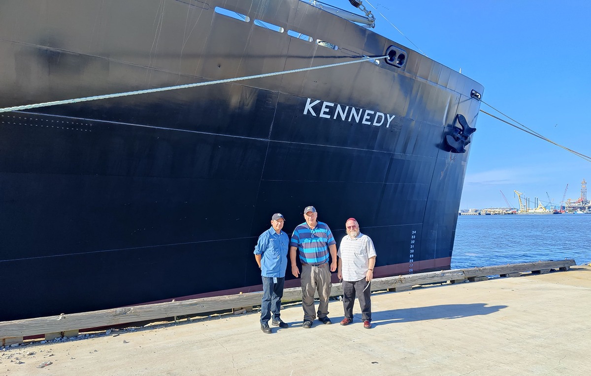 When a call came from the U.S. Training Ship Kennedy that kosher meals were needed on board, <a href="/ChabadTAMU/">Jewish Aggies</a>'s Rabbi Yossi Lazaroff knew just what to do! 👍

<a href="/AggieRabbi/">Yossi Lazaroff 👍</a> stepped up to meet the ship in Galveston with plenty of food and equipment in hand. 🚢 tx.ag/KosherDelivery