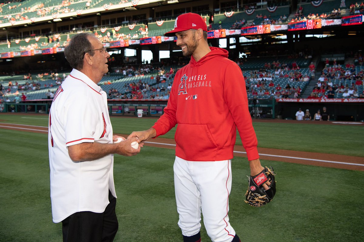 CNathletics's tweet photo. From one 🦅 to another. ⁠⁠
⁠⁠
Carson-Newman Hall of Famer and former MLB All-Star Clyde Wright commemorated the 51st anniversary of a no-hitter by throwing out the first pitch to 10-year MLB pro and @CNBaseball alum @srSHREK31 ⁠⁠
⁠⁠
📸 @Angels https://t.co/bLFcHptOwC