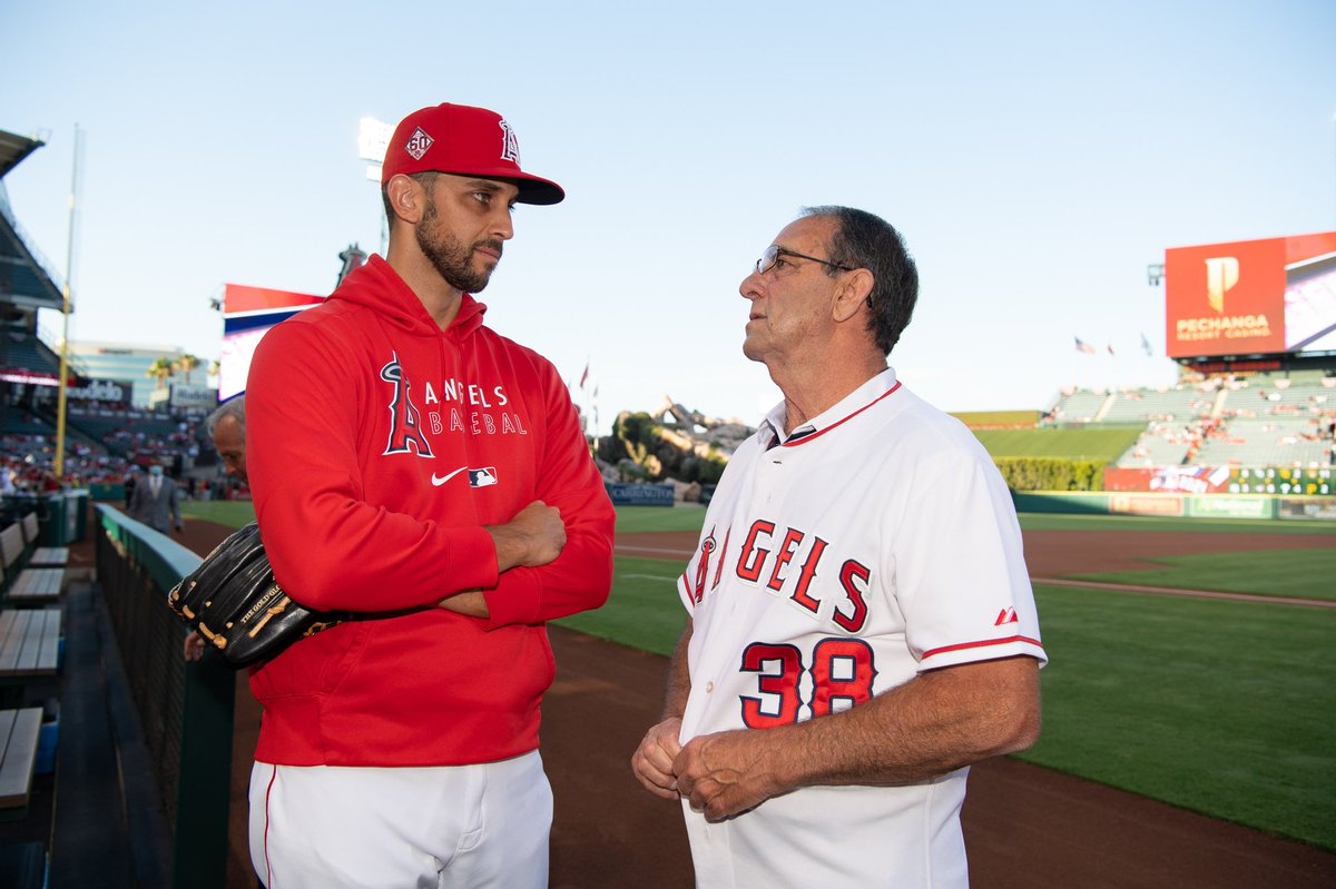 CNathletics's tweet photo. From one 🦅 to another. ⁠⁠
⁠⁠
Carson-Newman Hall of Famer and former MLB All-Star Clyde Wright commemorated the 51st anniversary of a no-hitter by throwing out the first pitch to 10-year MLB pro and @CNBaseball alum @srSHREK31 ⁠⁠
⁠⁠
📸 @Angels https://t.co/bLFcHptOwC