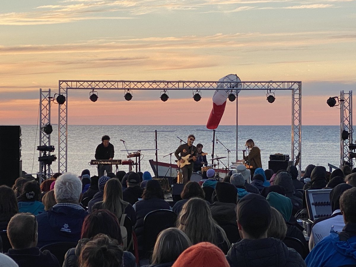 _JeanLebel's tweet photo. Rien ne peut battre un show sur l’esplanade de ⁦@Festivalchanson⁩ ⁦@LouisJean_solo⁩ .  Enfin revivre!  Dansez masqué! https://t.co/JJ7EX7Rx6r